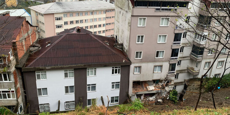 Rize'de heyelan: 1 ölü, 2 bina tahliye edildi