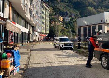 Rize'de heyelanın vurduğu evlere 60 ton toprak girmiş