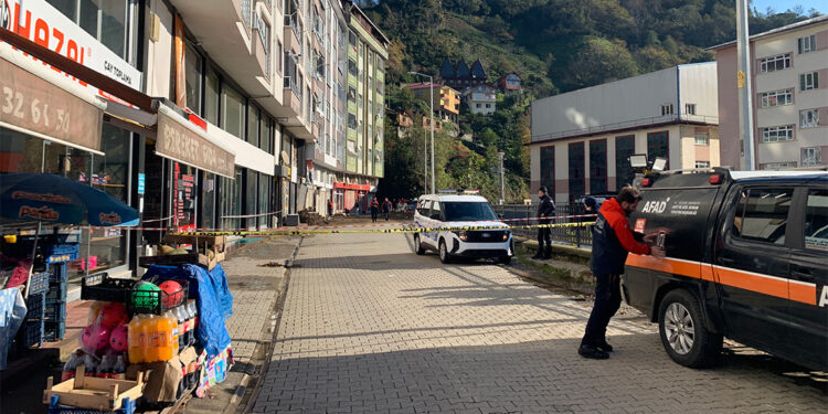 Rize'de heyelanın vurduğu evlere 60 ton toprak girmiş