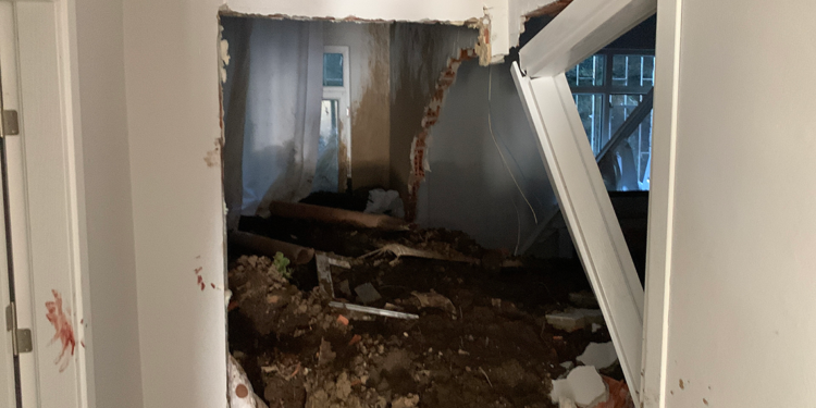 Rize'de heyelan sonrası toprak dolan evler kamerada