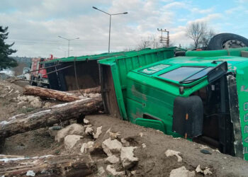 Safranbolu'da devrilen tomruk yüklü kamyondaki 2 kişi öldü