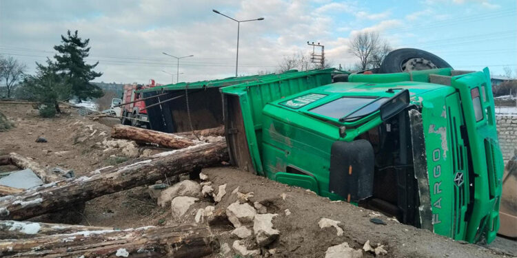 Safranbolu'da devrilen tomruk yüklü kamyondaki 2 kişi öldü