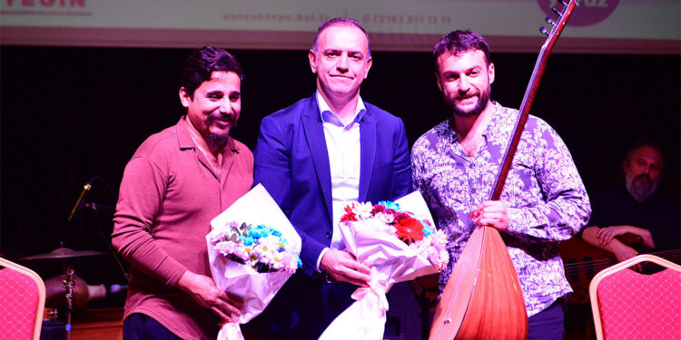 Umut Sülünoğlu ve Uğur Önür öğretmenler için konser verdi