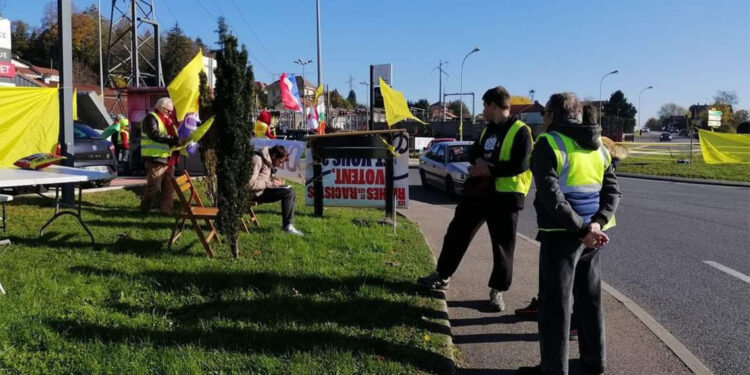 Paris'te Sarı Yelekliler sokağa çıktı