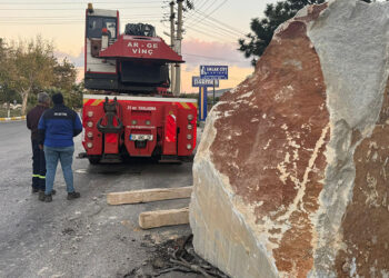 12 ton ağırlığındaki mermer blok yola düştü