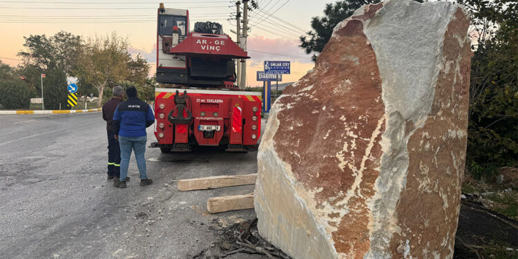12 ton ağırlığındaki mermer blok yola düştü