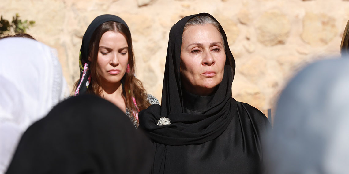 Türk müziğinin efsane ismi Sezen Aksu'nun Uzak Şehir'e yazdığı ağıt ağlattı. ‘Uzak Şehir’ 11 Kasım Pazartesi akşamı Kanal D’de ekrana gelecek.