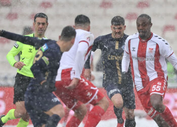 Sivasspor Kasımpaşa maçı kar altında oynandı
