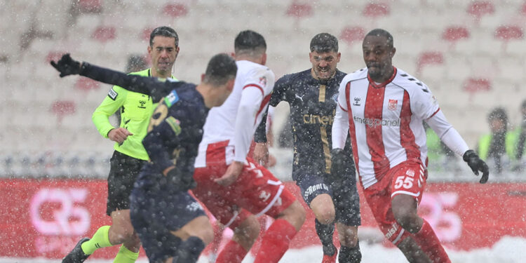 Sivasspor Kasımpaşa maçı kar altında oynandı