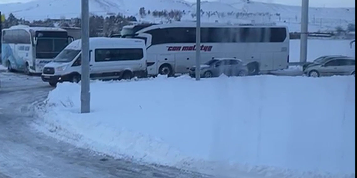 Yoğun kar yağışı nedeniyle Sivas'ta 906 yerleşim yeri kardan ulaşıma kapandı. Sivas-Malatya kara yolu kontrollü olarak ulaşıma kapatılırken, araçlar Ulaş ilçesinde bekletildi.