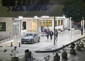 Sokakta tartıştığı husumetlilerine kurşun yağdırdı; 3 ölü
