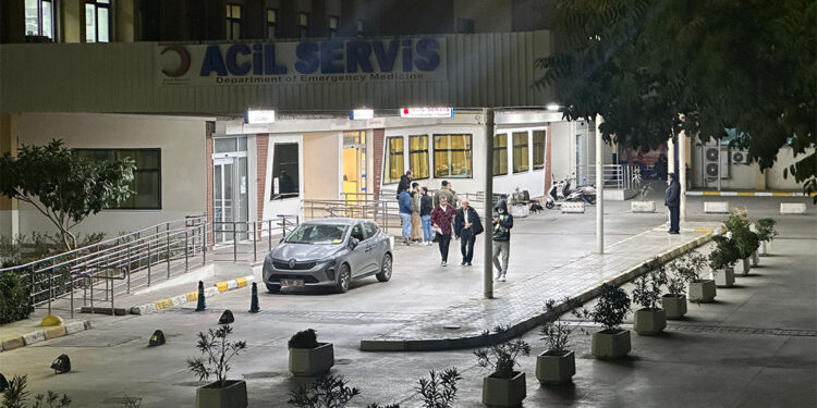 Sokakta tartıştığı husumetlilerine kurşun yağdırdı; 3 ölü