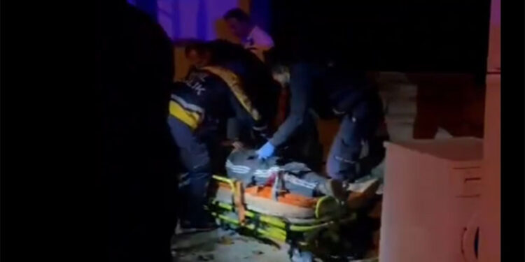 Husumetlisini tabancayla sırtından vurdu