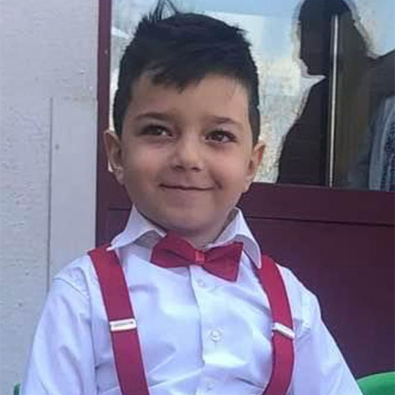 Sünnet sonrası rahatsızlanan Metin Muhammet, yanlış ilaç tedavisi sonucu karaciğer yetmezliğinden öldü.