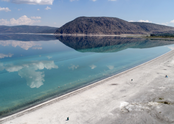 Salda Gölü'nün suyu, 3 ayda 20 metre çekildi