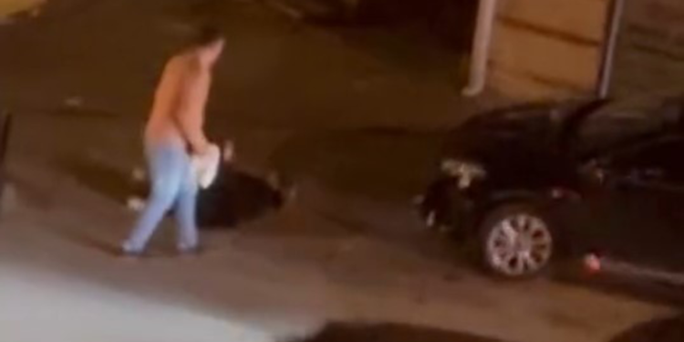 Sancaktepe’de hamile kadını sokak ortasında darbetti 