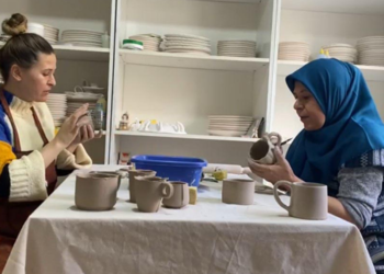 Seramik sanatçısı Merve, annesiyle birlikte atölye kurdu