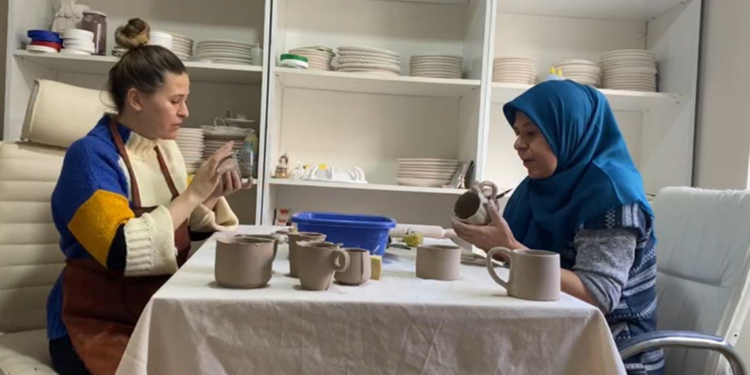 Seramik sanatçısı Merve, annesiyle birlikte atölye kurdu