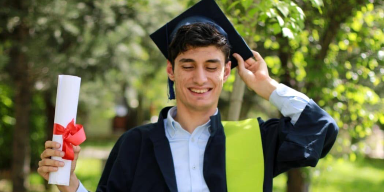 Serebral palsi hastası Umut, üniversiteyi bitirip, işe başladı