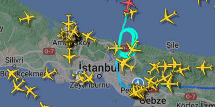 Şiddetli lodos nedeniyle uçaklar havada tur atıyor