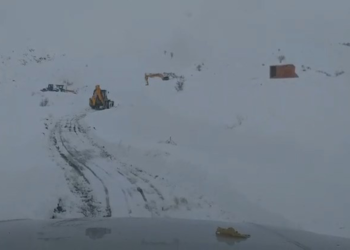 Siirt'te kardan kapanan yollar açıldı; mahsur kalan 8 öğrenci kurtarıldı