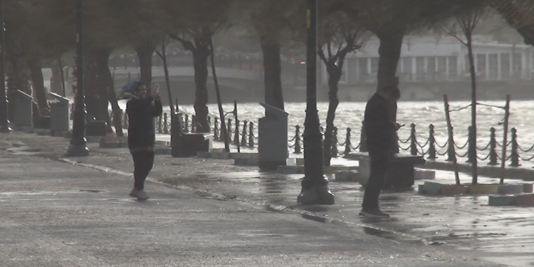 Silivri ve Şile'de sağanak yağış etkili oluyor