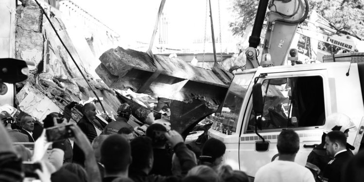 Sırbistan'da tren istasyonunun girişindeki çatı çöktü: 14 ölü