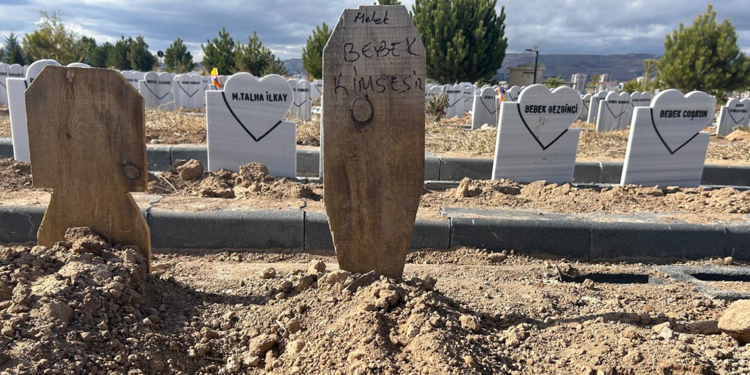 Sivas'ta parçalanmış halde bulunan bebek toprağa verildi