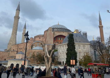 Sultan Abdülmecid’e sunulan Ayasofya albümünün tıpkıbasımı yapıldı