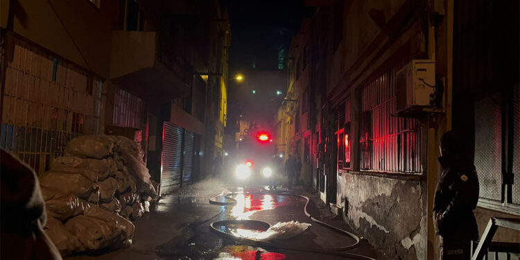 Tekstil malzemesi üreten iş yerinde çıkan yangın söndürüldü