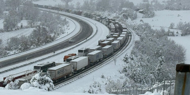 TEM'de hasarlı kazalar nedeniyle trafik akışı durdu