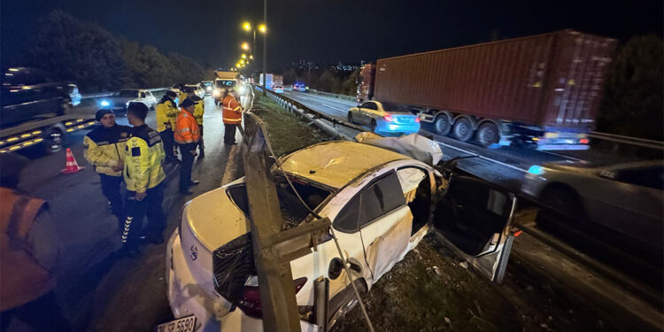 Otomobil refüjde iki bariyer arasında sıkıştı