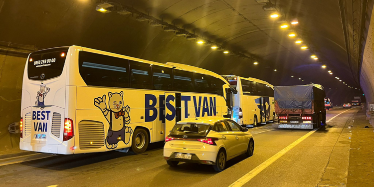 TEM'de tünel içinde zincirleme kaza: 10 yaralı