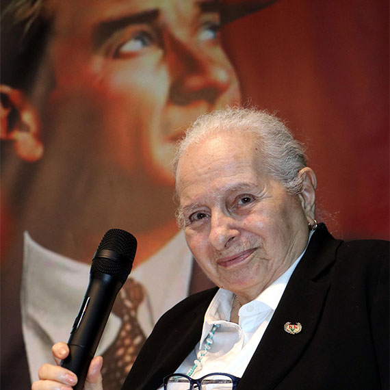 Kazım Karabekir'in kızı Timsal Karabekir (83), "Türkiye'yi adım adım gezerek gençlere tarihi aşılıyorum" dedi.