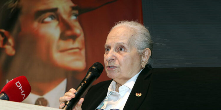 Türkiye'yi adım adım gezerek gençlere tarihi aşılıyorum