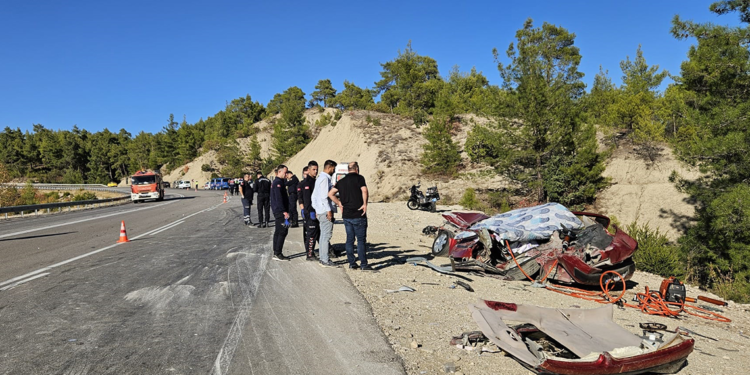 TIR ile 3 otomobil zincirleme kazaya karıştı 2 ölü, 6 yaralı