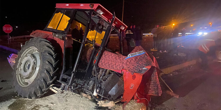 Tokat'ta otomobil traktöre çarptı: 5 yaralı