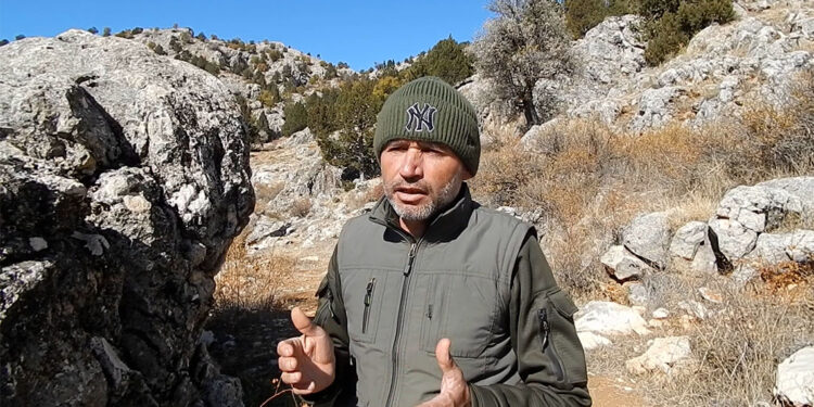 Yalaklara varille su taşıyor