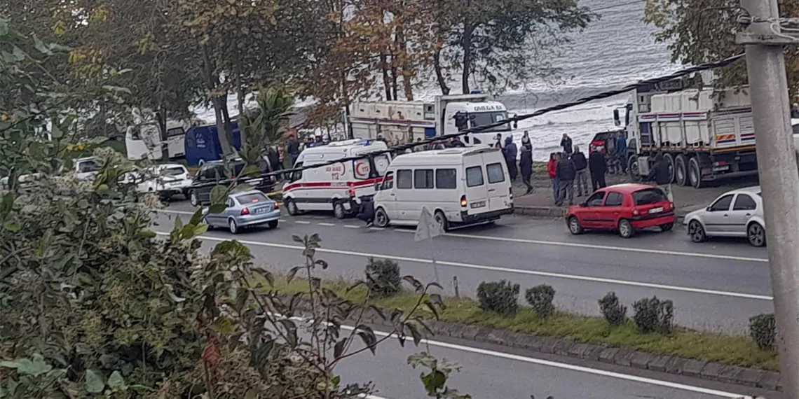 Akçaabat'taki sahil yolunda beytullah komar'ı (27) tabancayla öldürdükten sonra kaçan zanlı a. H. (61) ile saklanmasına yardımcı olan 3 kişi gözaltına alındı.