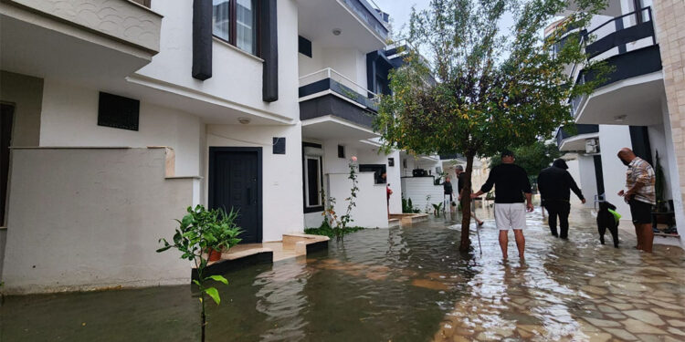 Okulun bahçe duvarı yıkıldı, villaları su bastı
