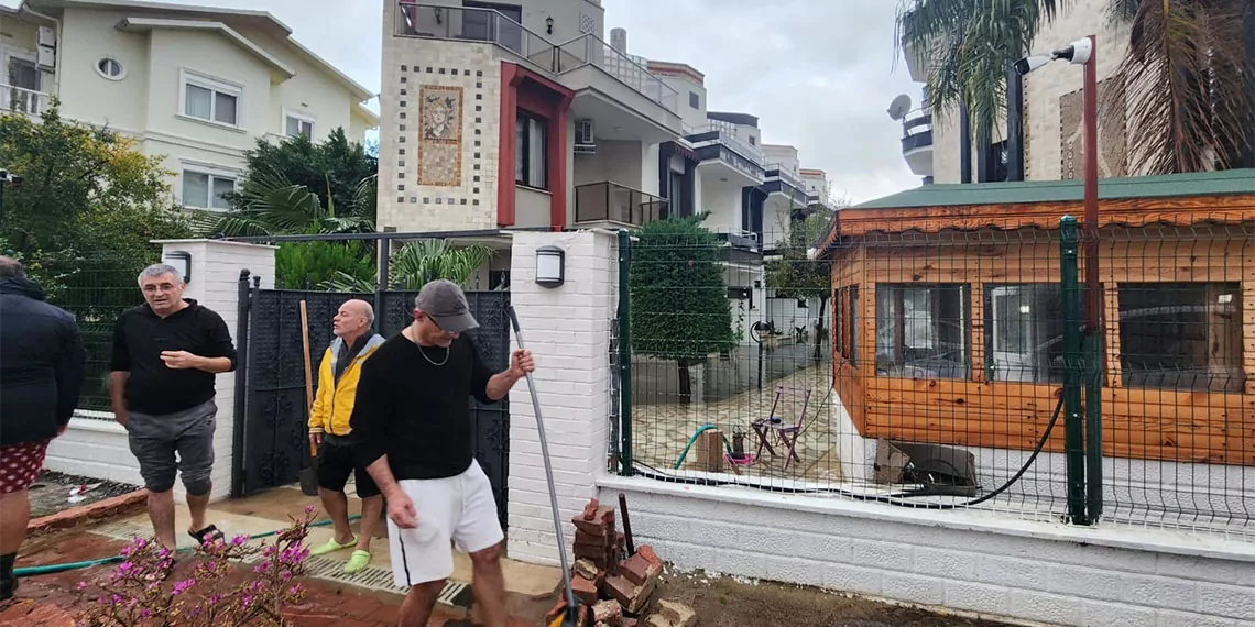 Turuncu' kod uyarısı yapılan antalya'da sağanak yaşamı olumsuz etkiledi, okulun bahçe duvarı yıkıldı, villaları su bastı.