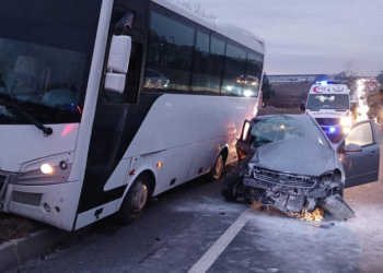 Takla atan otomobil servis midibüsüyle çarpıştı: 1 ölü, 5 yaralı