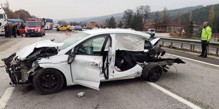 Taksi ile otomobil çarpıştı; Yeliz öğretmen ile 3 yaşındaki kızı öldü