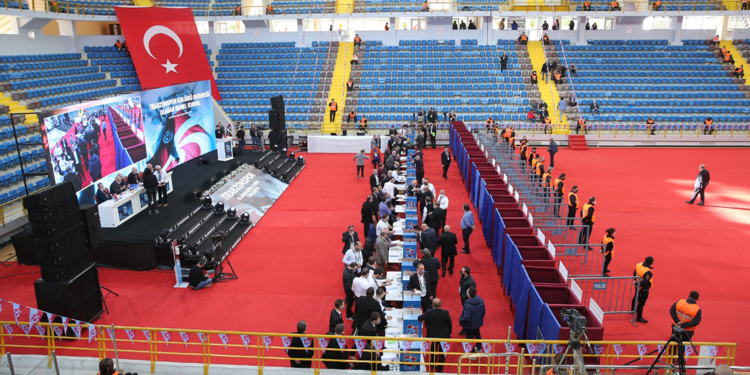 TRABZONSPOR Kulübü’nün Olağan Seçimli Genel Kurulu, yarın başlayacak. Seçimli genel kurulda mevcut başkan Ertuğrul Doğan tek aday olarak seçime girecek. Trabzonspor Kulübü’nün 78’inci seçimli Olağan Genel Kurulu yarın başlayacak. Hayri Gür Spor Salonu’nda gerçekleştirilecek ve iki gün sürecek olan seçimli genel kurulda mevcut başkan Ertuğrul Doğan tek aday olarak seçime girecek. Yarın başlayacak olan ve seçimlerin Pazar günü gerçekleştirileceği genel kurulda 9 bin 909 üyenin oy kullanma hakkı bulunuyor. Trabzonspor’da üyelerin seçeceği 49’uncu yönetim kurulu 3 yıllığına göreve getirilecek. Bordo-mavili kulübün iki gün sürecek olağan seçimli genel kurulu yarın sabah saat 09.00'da başlayacak. Kulüp yönetim kurulunun idari ve mali raporları ile denetim kurulu raporunun görüşüleceği ilk günde ayrıca yönetim kurulunun idari ve mali bakımdan ibrası oylanacak. Seçime tek aday olarak giren mevcut başkan Ertuğrul Doğan'ın konuşmasının ardından üyeler sandık başına giderek yeni yönetimi seçecek. Seçimde oy verme işlemi saat 16.00'da tamamlanacak. Seçime tek aday olarak giren Ertuğrul Doğan'ın asil ve yedek yönetim kurulu listesinde şu isimler yer alıyor: Asil Üyeler: Zeyyat Kafkas, Ali Haydar Gedikli, Sami Karaman, Kemal Ertürk, Serkan Kılıç, Nevzat Kaya, Taner Fikret Saral, Coşkun Öztürk, İbrahim Şahinkaya, Derviş Köz, Birhan Emre Yazıcı, Murat İskender, Gözde Atasoy, Semih Hekimoğlu. Yedek Üyeler: Hüseyin Ekşi, Ali Beyazlı, Fatih Solak, İmdat Yılmaz, Serkan Neşat Soylu, Rıfat Çebi, Murat Cem Aşık.