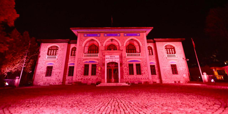 Türkiye’nin sembol yapıları kırmızıya büründü