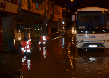 Turuncu kod uyarısı yapılan Antalya'da sağanak yaşamı olumsuz etkiledi