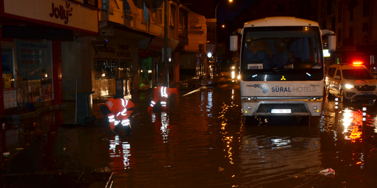 Turuncu kod uyarısı yapılan Antalya'da sağanak yaşamı olumsuz etkiledi