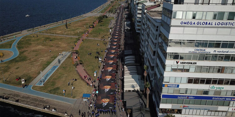 İzmir'de 'Ata'ya Saygı Yürüyüşü'