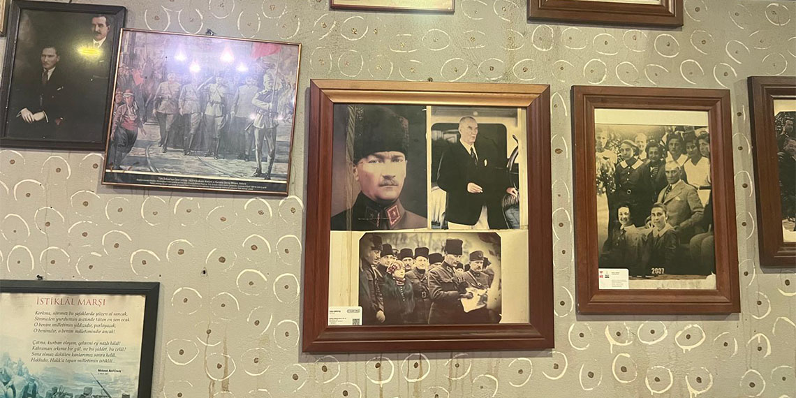 30 yıl önce babasından aldığı emanetlere gözü gibi bakan Rıfat Doğru (64), Ulu Önder'i babasının mirası kahvehanede yaşatmaya devam ediyor.