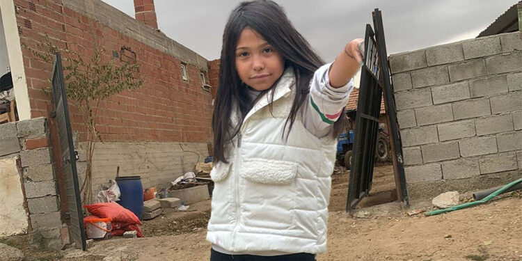 Üzerine demir bahçe kapısı devrilen Asya öldü